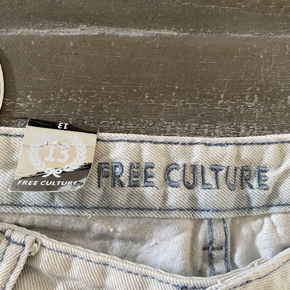 Free Culture Denim Shorts Womens Size 13 Junior’s Light Wash Mid Rise Distressed - Picture 4 of 10